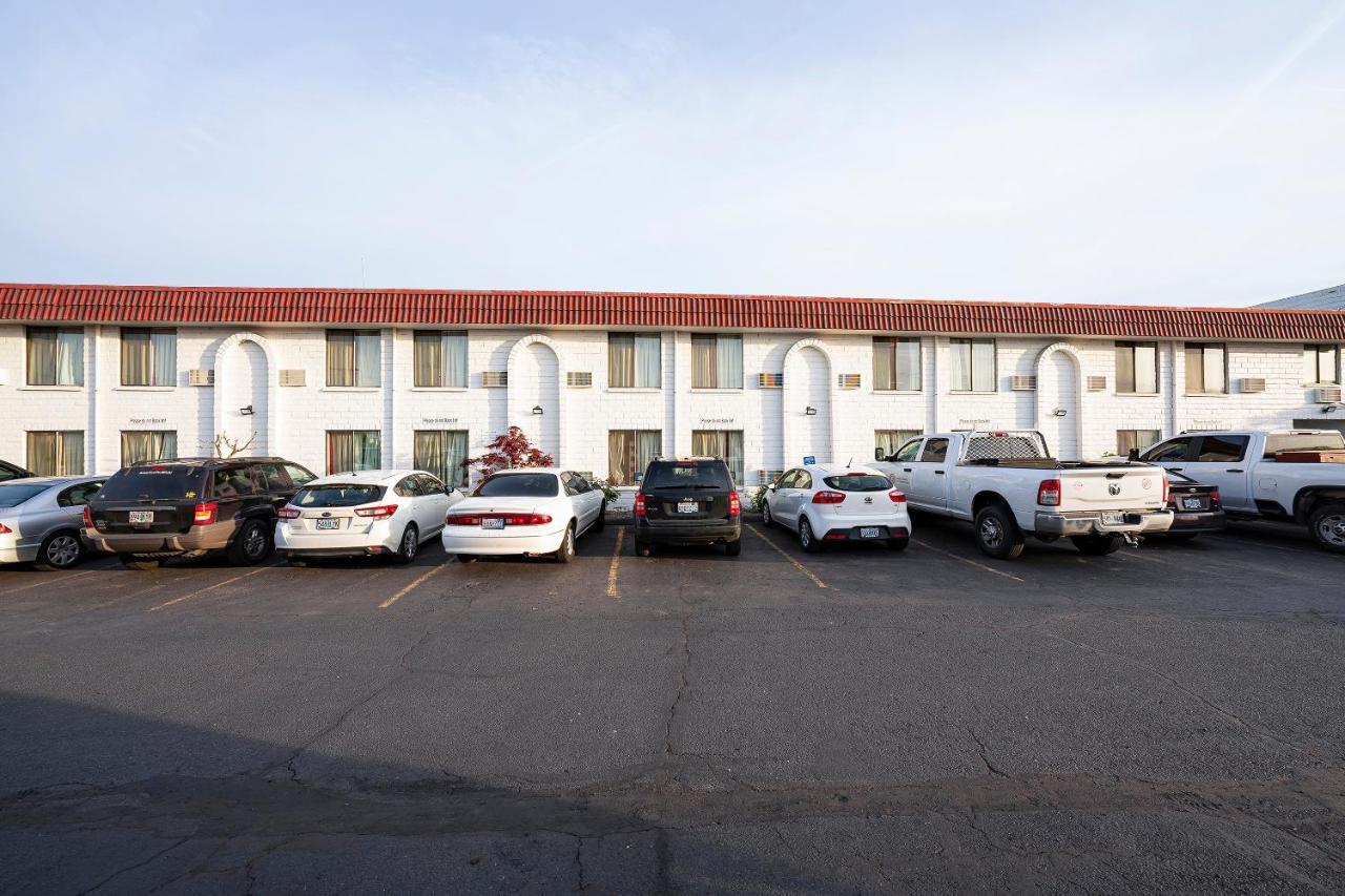 Oyo Hotel Hermiston Or, Downtown Exterior photo